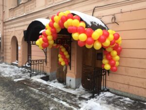 Гирлянда из разноцветных шаров