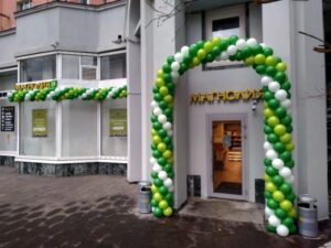 Арка из воздушных шаров на открытие магазина